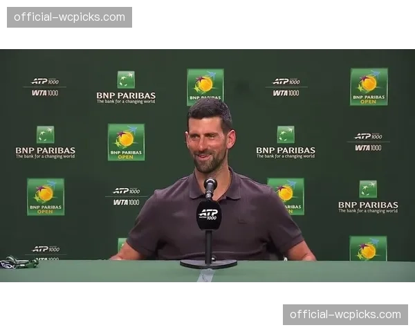 特写：德约科维奇在印第安维尔斯训练中，与年轻球员进行耐心对练