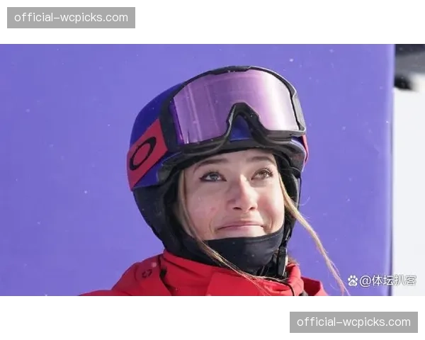 特写:新秀首秀获胜后,在八角笼内激动落泪